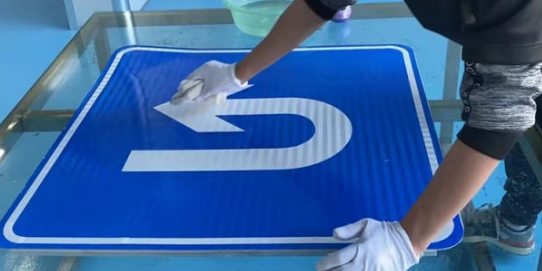 道路交通標(biāo)志牌安裝在道路上應(yīng)要做到哪些要求？
